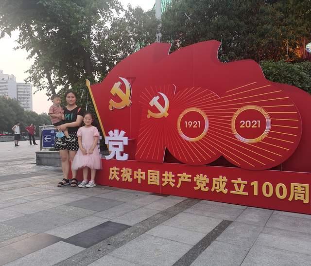 祖孙三代的第一张奖状 全家人拉“条幅”放“礼炮”庆祝 妈妈:考好考孬都会庆祝